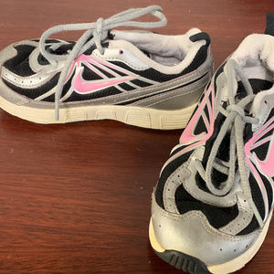 EUC Nike tennis shoes girls 9.5 pink gray black